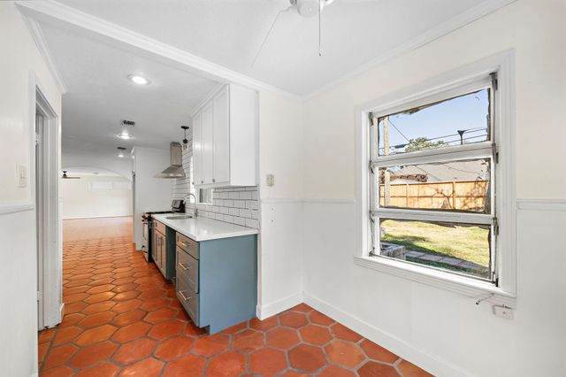 215 Fairbanks Street, Houston, TX 77009