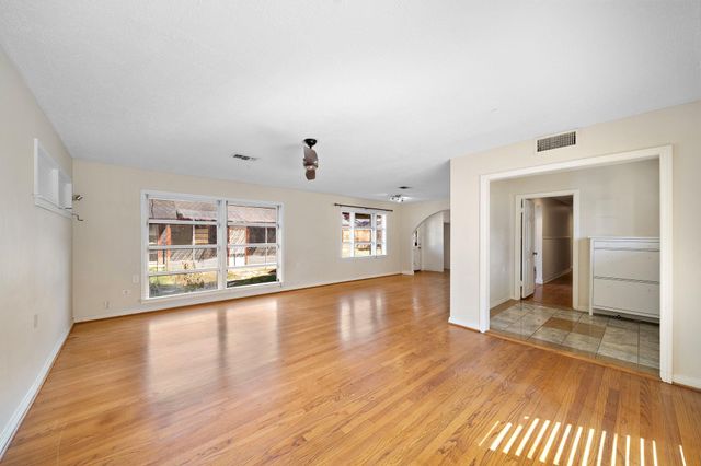 215 Fairbanks Street, Houston, TX 77009