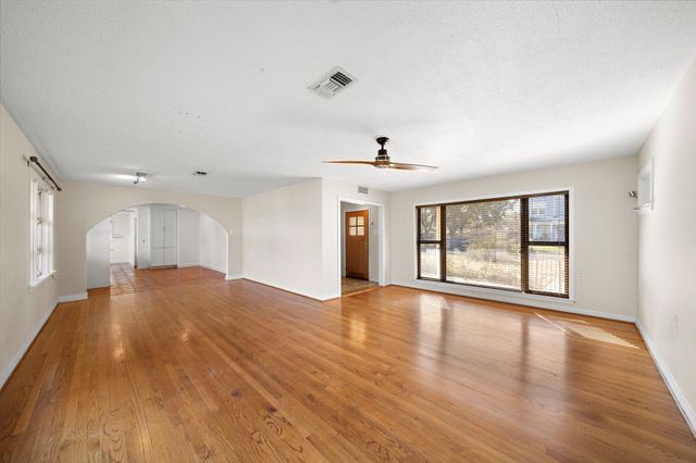 215 Fairbanks Street, Houston, TX 77009