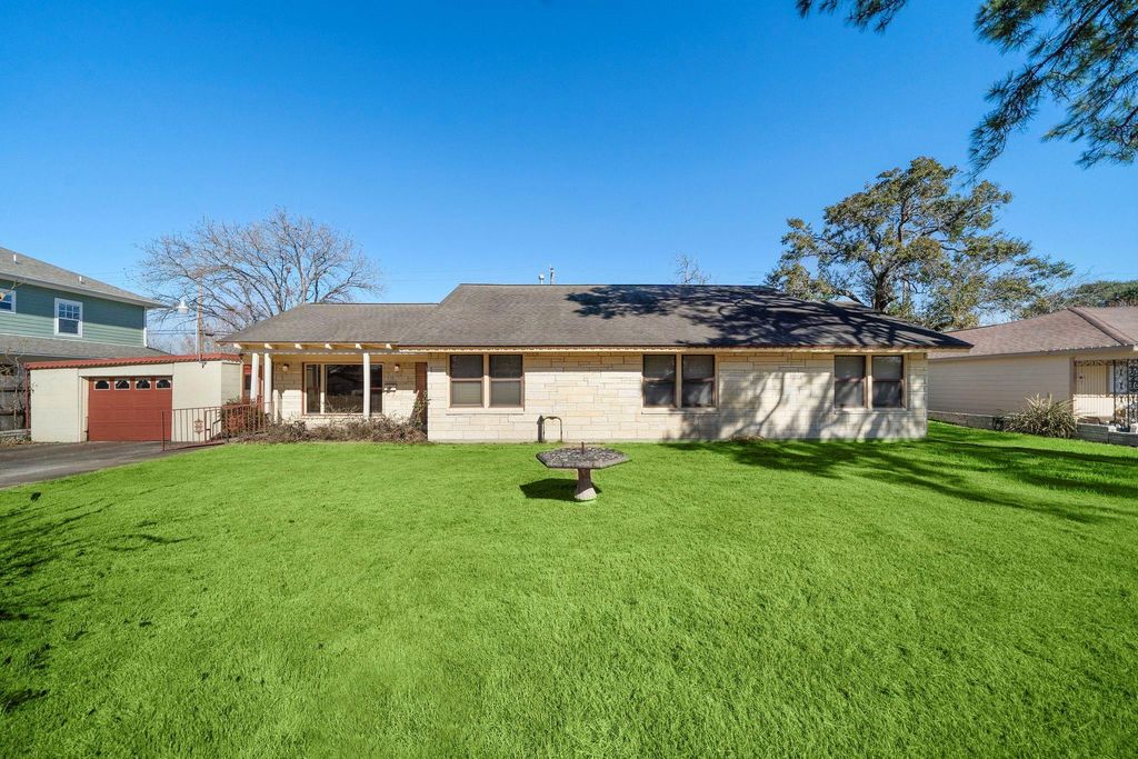 215 Fairbanks Street, Houston, TX 77009
