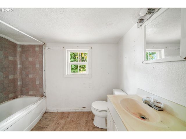 810 JOHNSON Ave, Cottage Grove, OR 97424