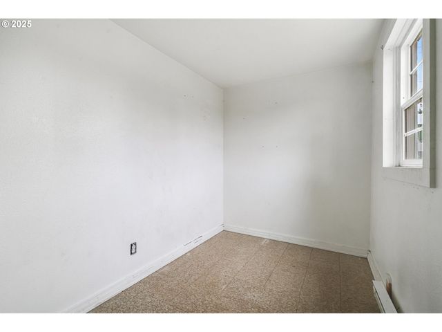 810 JOHNSON Ave, Cottage Grove, OR 97424