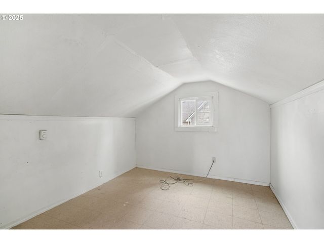 810 JOHNSON Ave, Cottage Grove, OR 97424