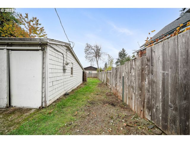 810 JOHNSON Ave, Cottage Grove, OR 97424