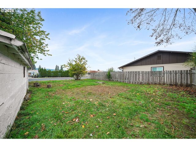 810 JOHNSON Ave, Cottage Grove, OR 97424