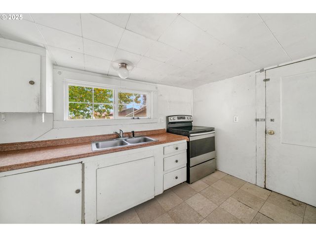 810 JOHNSON Ave, Cottage Grove, OR 97424