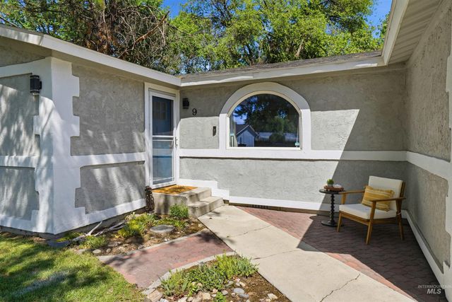 9 S Canyon Dr, Middleton, ID 83644