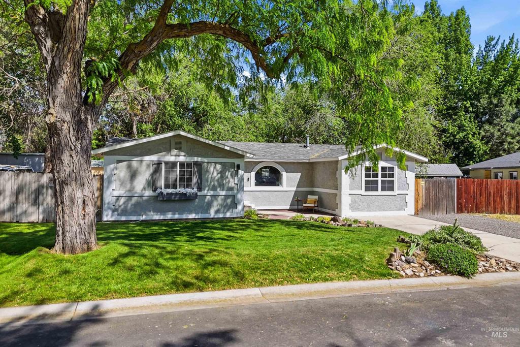 9 S Canyon Dr, Middleton, ID 83644