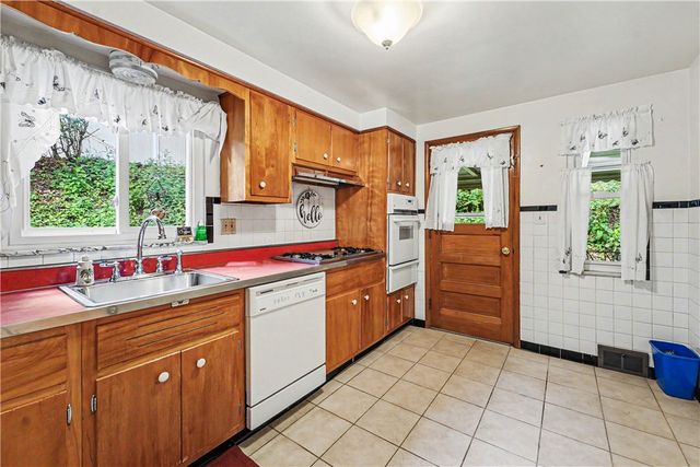 104 Longmount Dr, Ross Twp, PA 15214