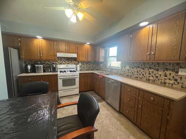 912 Vine Street, Joliet, IL 60435
