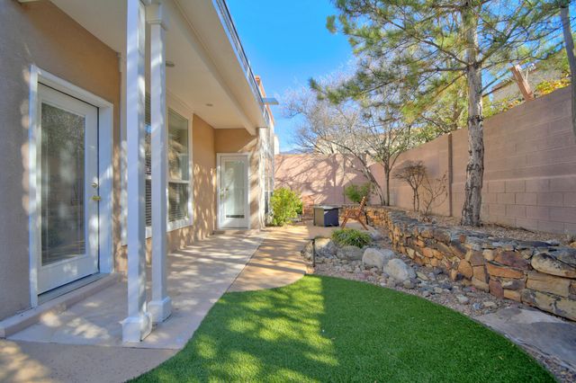 5800 Bosque Vista Drive NE, Albuquerque, NM 87111
