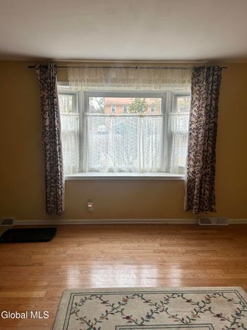 204 Point Of Woods Drive, Albany, NY 12203