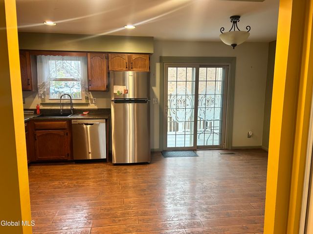 204 Point Of Woods Drive, Albany, NY 12203