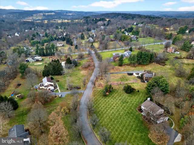 5 SPRING HOLLOW DR, Hopewell, NJ 08525