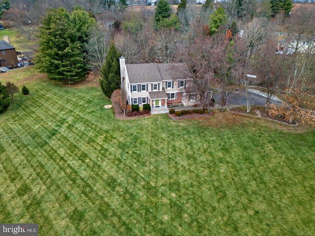5 SPRING HOLLOW DR, Hopewell, NJ 08525