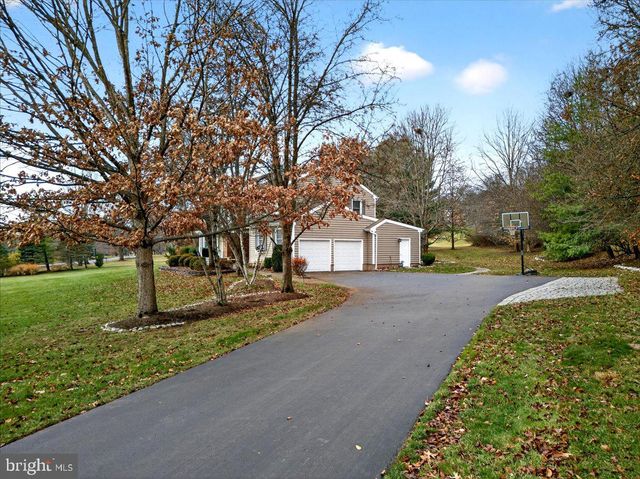 5 SPRING HOLLOW DR, Hopewell, NJ 08525