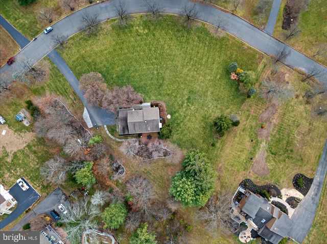 5 SPRING HOLLOW DR, Hopewell, NJ 08525