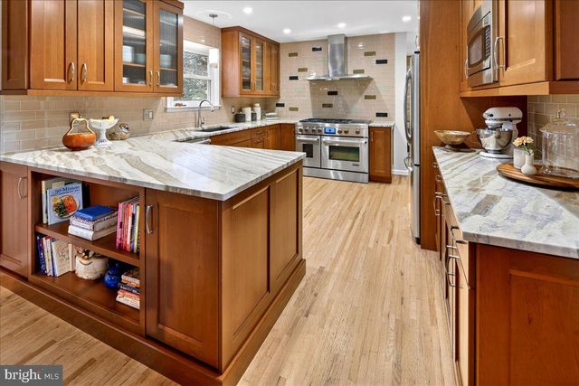 5 SPRING HOLLOW DR, Hopewell, NJ 08525