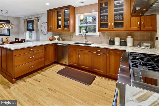 5 SPRING HOLLOW DR, Hopewell, NJ 08525