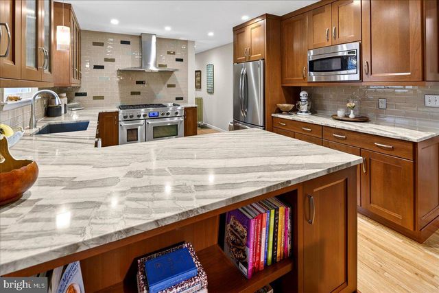 5 SPRING HOLLOW DR, Hopewell, NJ 08525