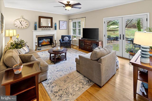 5 SPRING HOLLOW DR, Hopewell, NJ 08525