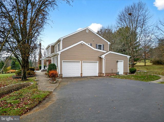 5 SPRING HOLLOW DR, Hopewell, NJ 08525