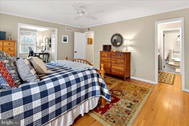 5 SPRING HOLLOW DR, Hopewell, NJ 08525