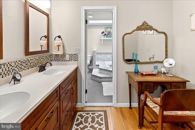 5 SPRING HOLLOW DR, Hopewell, NJ 08525