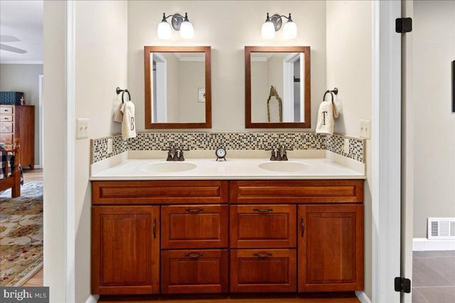 5 SPRING HOLLOW DR, Hopewell, NJ 08525