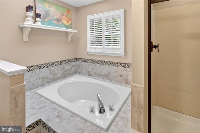 5 SPRING HOLLOW DR, Hopewell, NJ 08525