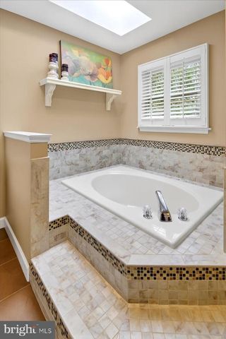 5 SPRING HOLLOW DR, Hopewell, NJ 08525