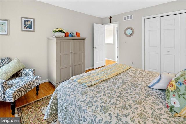 5 SPRING HOLLOW DR, Hopewell, NJ 08525