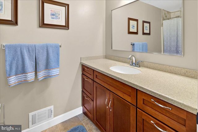 5 SPRING HOLLOW DR, Hopewell, NJ 08525