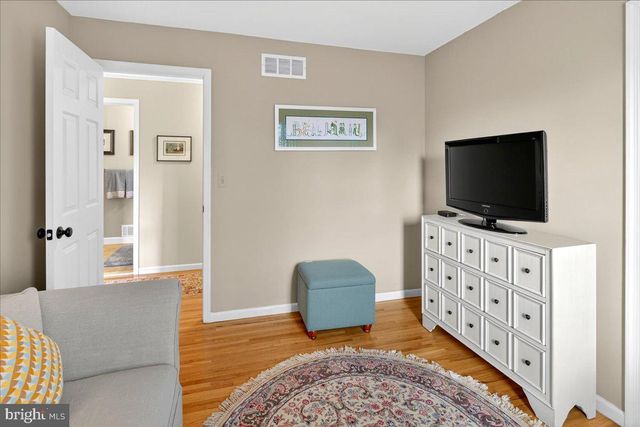 5 SPRING HOLLOW DR, Hopewell, NJ 08525