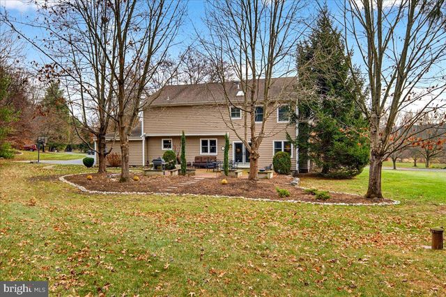 5 SPRING HOLLOW DR, Hopewell, NJ 08525
