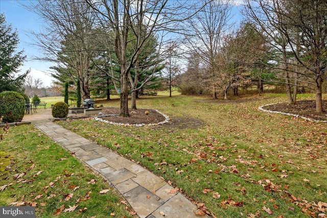 5 SPRING HOLLOW DR, Hopewell, NJ 08525