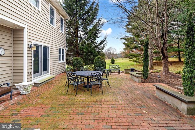 5 SPRING HOLLOW DR, Hopewell, NJ 08525