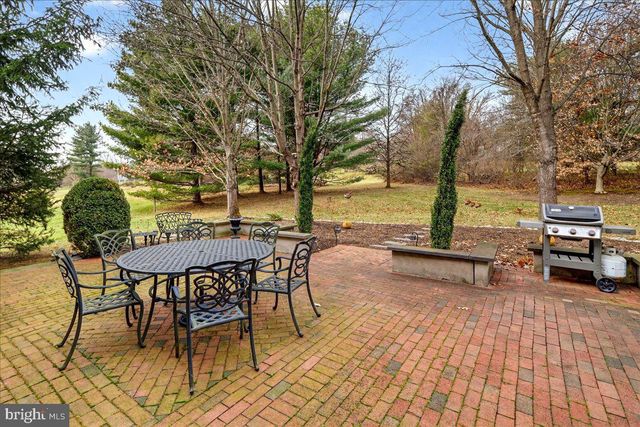 5 SPRING HOLLOW DR, Hopewell, NJ 08525