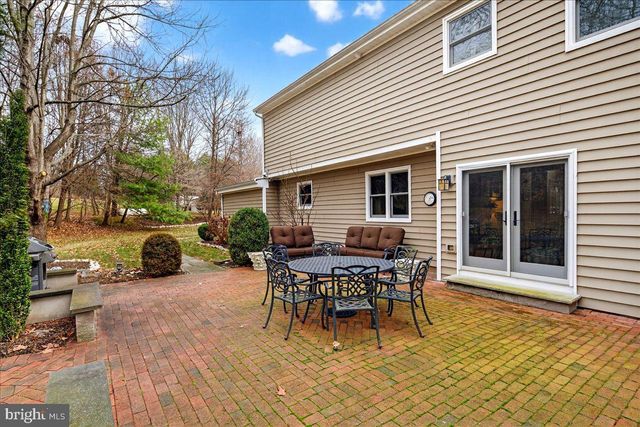 5 SPRING HOLLOW DR, Hopewell, NJ 08525