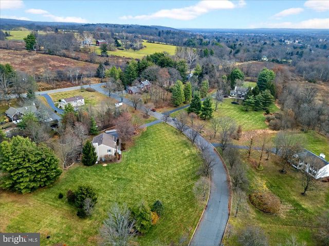 5 SPRING HOLLOW DR, Hopewell, NJ 08525