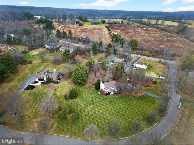 5 SPRING HOLLOW DR, Hopewell, NJ 08525