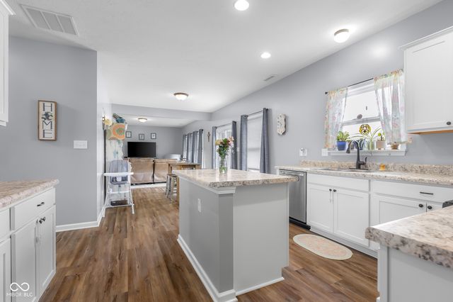 2015 Amur Court, Columbus, IN 47201