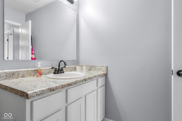 2015 Amur Court, Columbus, IN 47201