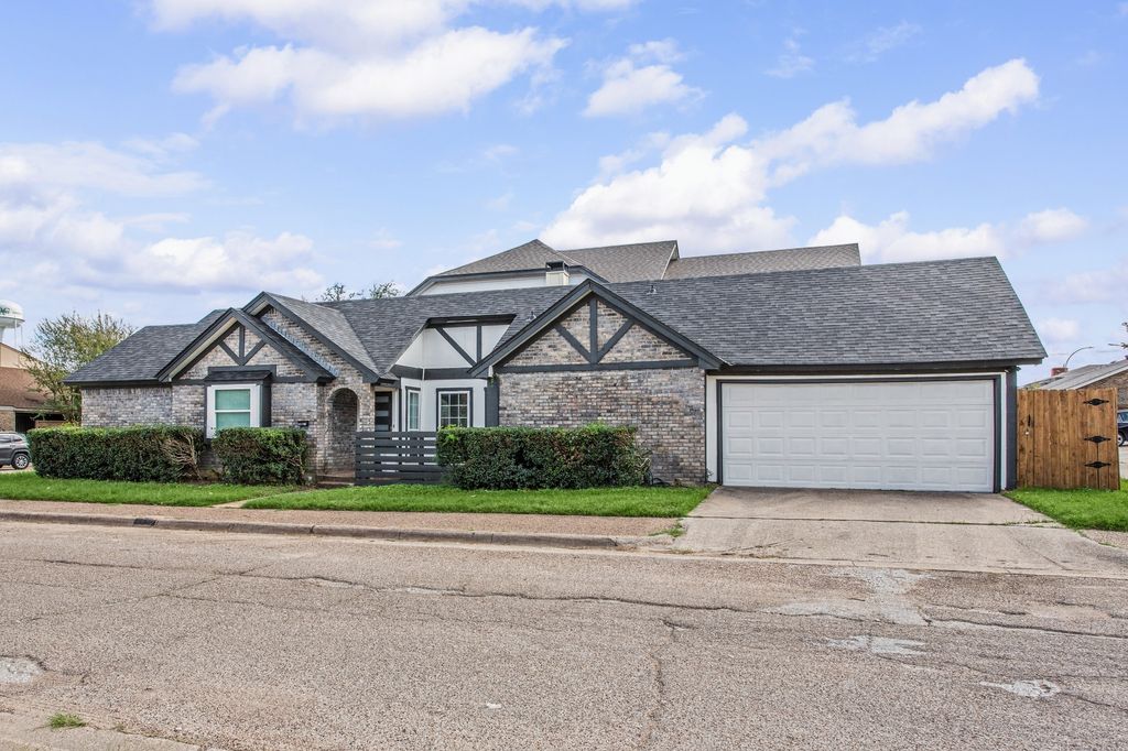 2224 Brigadoon Court, Arlington, TX 76013 — photo 2