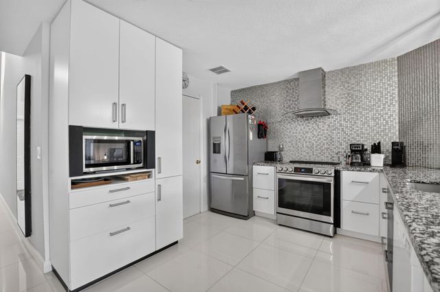 2260 Discovery Circle W, Deerfield Beach, FL 33442