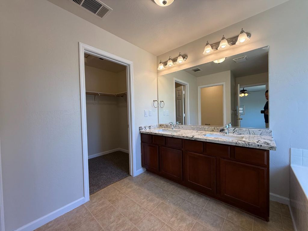 Image 18 of property listing at 1865 N Ellendale Avenue, Fresno, CA 93722