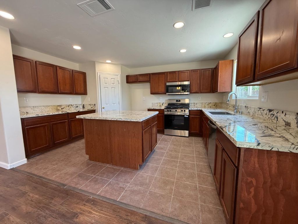 Image 4 of property listing at 1865 N Ellendale Avenue, Fresno, CA 93722