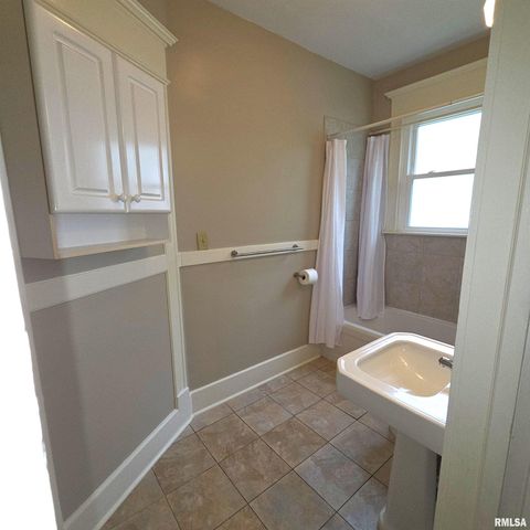 11 OAK Lane, Davenport, IA 52803