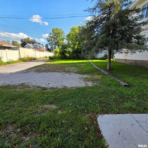 11 OAK Lane, Davenport, IA 52803