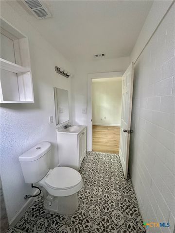 929 Veterans Street, Seguin, TX 78155